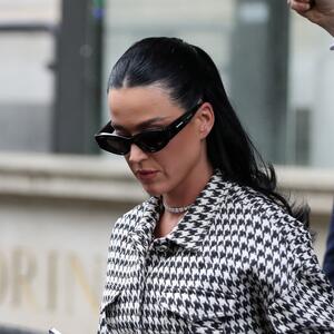 "Ne može da poveruje da je neko tako glamurozan zainteresovan za njega!" Otkriveni detalji veze političara i pevačice