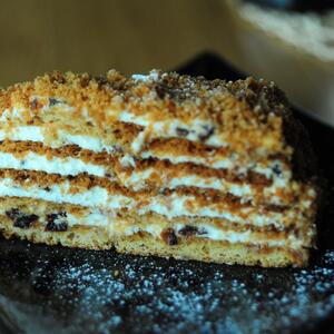 Za najstrastvenije ljubitelje voćnih torti: Najlepši recept za Moskvu šnit koja osvežava i topi se pod nepcem