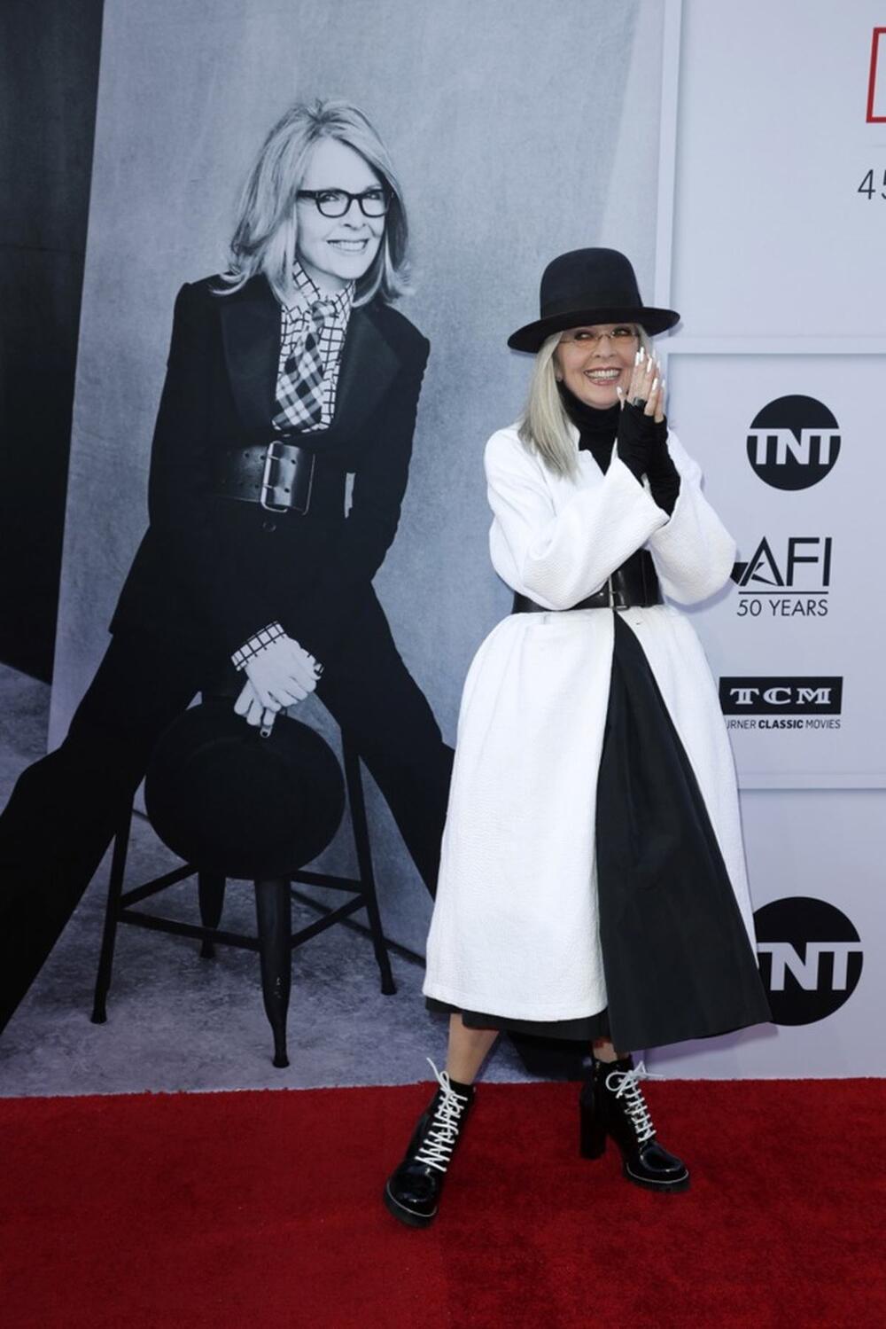 <p>Glumicu Dajen Kiton pamtićemo po brilijantim ulogama, osmehu i neponovljivom stilu kojim je inspirisala žene širom sveta da budu svoje i ne povinuju se pravilima.</p>