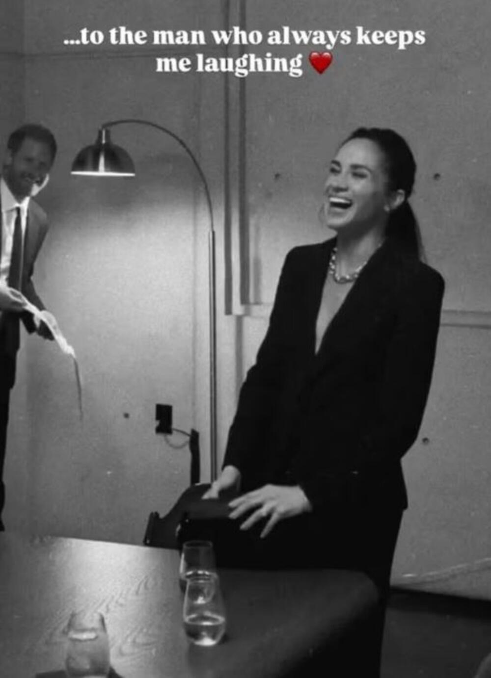 HARIJU PRIJA ŠTO NJEGOVA SUPRUGA UŽIVA U NJEGOVOM DRUŠTVU