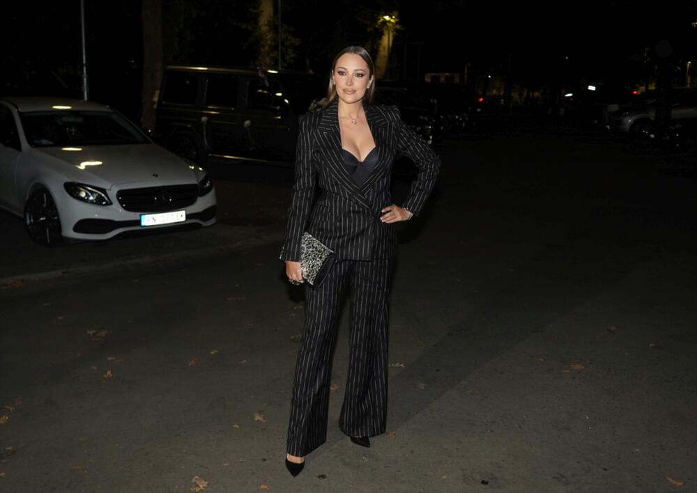 <p>Sve oči javnosti bile su uprte u pevačicu koja je nedavno postala mama po drugi put i ono što smo videli je savršena linija i veliki osmeh na licu </p>