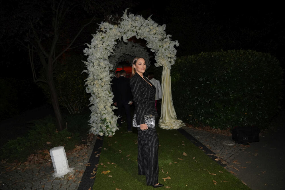 <p>Sve oči javnosti bile su uprte u pevačicu koja je nedavno postala mama po drugi put i ono što smo videli je savršena linija i veliki osmeh na licu </p>