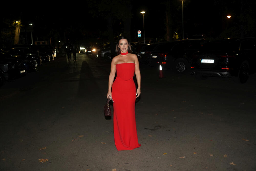 <p>Na glamuroznoj svadbi pevača Uroša Živkovića pojavile su se brojne poznate ličnosti sa domaće estradne scene. Među njima bilo je i sportista, koji su ponosno prošetali sa svojim suprugama.</p>