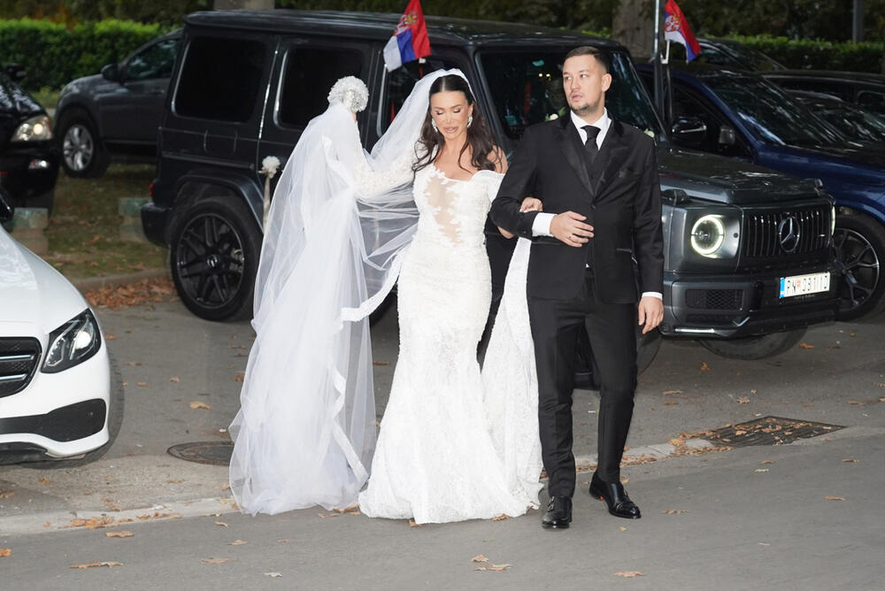 <p>Još jedan savršen stajling Ilde Šaulić o kojem je večeras pričao glavni grad </p>