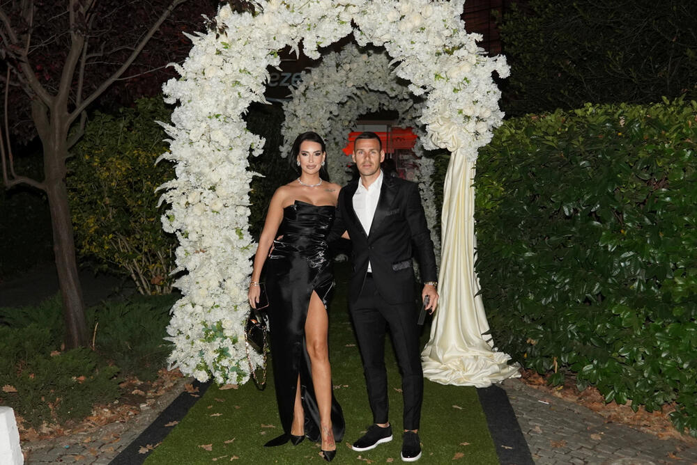 <p>Na glamuroznoj svadbi pevača Uroša Živkovića pojavile su se brojne poznate ličnosti sa domaće estradne scene. Među njima bilo je i sportista, koji su ponosno prošetali sa svojim suprugama.</p>