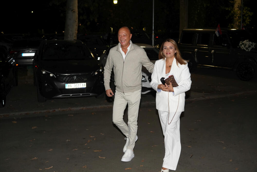 <p>Na glamuroznoj svadbi pevača Uroša Živkovića pojavile su se brojne poznate ličnosti sa domaće estradne scene. Među njima bilo je i sportista, koji su ponosno prošetali sa svojim suprugama.</p>