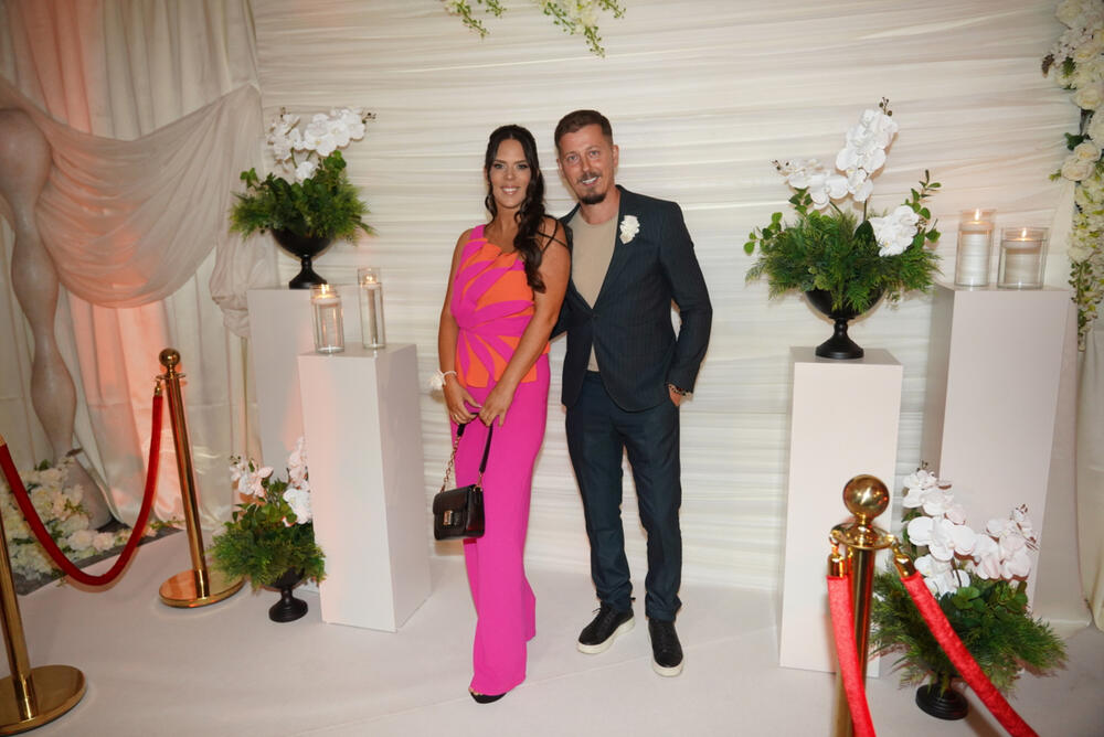 <p>Na glamuroznoj svadbi pevača Uroša Živkovića pojavile su se brojne poznate ličnosti sa domaće estradne scene. Među njima bilo je i sportista, koji su ponosno prošetali sa svojim suprugama.</p>