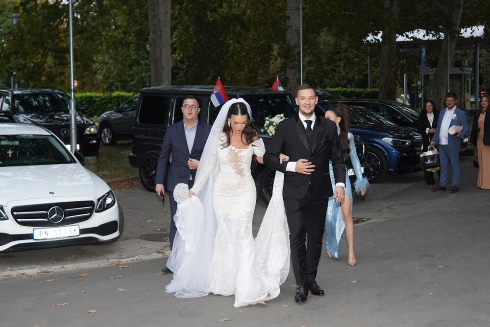 <p>Još jedan savršen stajling Ilde Šaulić o kojem je večeras pričao glavni grad </p>