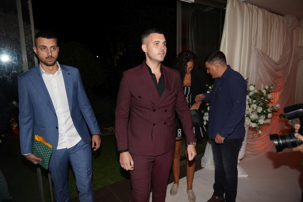 <p>Na glamuroznoj svadbi pevača Uroša Živkovića pojavile su se brojne poznate ličnosti sa domaće estradne scene. Među njima bilo je i sportista, koji su ponosno prošetali sa svojim suprugama.</p>