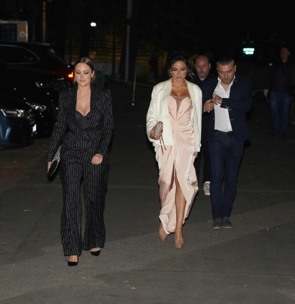 <p>Na glamuroznoj svadbi pevača Uroša Živkovića pojavile su se brojne poznate ličnosti sa domaće estradne scene. Među njima bilo je i sportista, koji su ponosno prošetali sa svojim suprugama.</p>