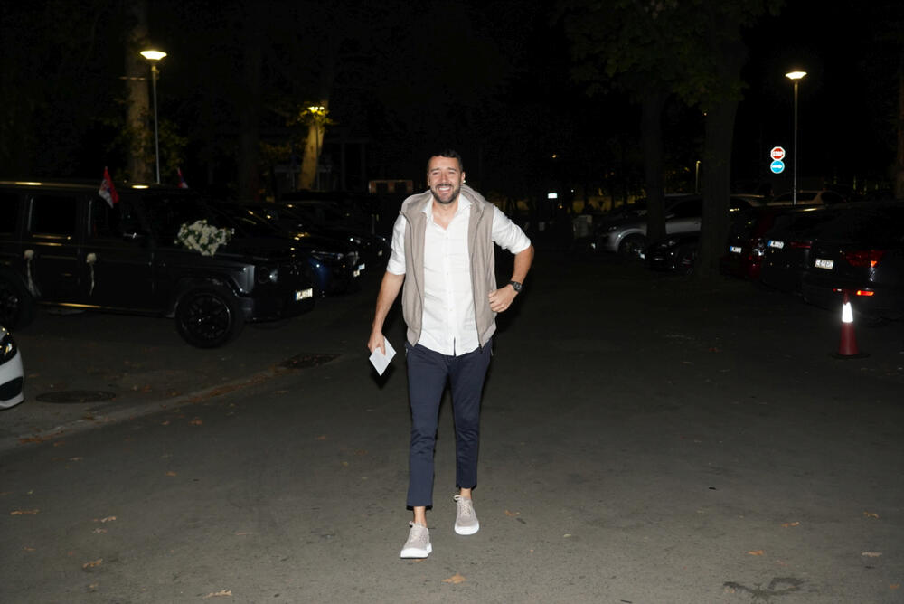 <p>Na glamuroznoj svadbi pevača Uroša Živkovića pojavile su se brojne poznate ličnosti sa domaće estradne scene. Među njima bilo je i sportista, koji su ponosno prošetali sa svojim suprugama.</p>