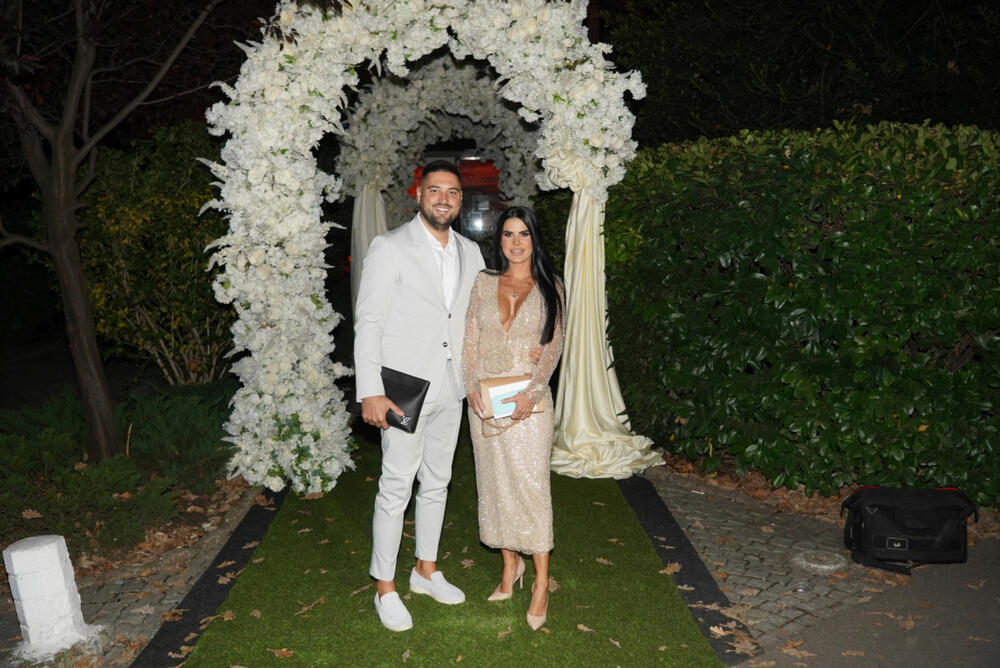 <p>Na glamuroznoj svadbi pevača Uroša Živkovića pojavile su se brojne poznate ličnosti sa domaće estradne scene. Među njima bilo je i sportista, koji su ponosno prošetali sa svojim suprugama.</p>