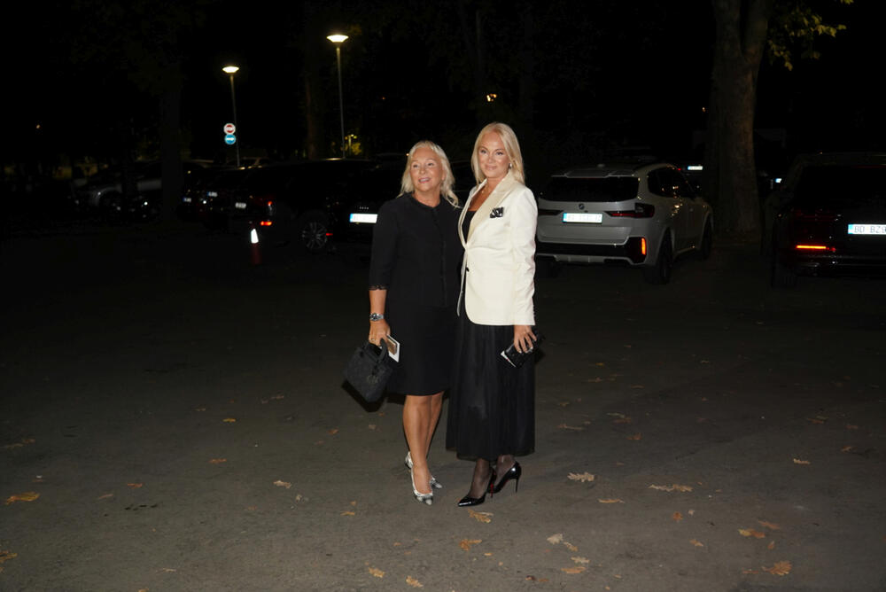 <p>Na glamuroznoj svadbi pevača Uroša Živkovića pojavile su se brojne poznate ličnosti sa domaće estradne scene. Među njima bilo je i sportista, koji su ponosno prošetali sa svojim suprugama.</p>