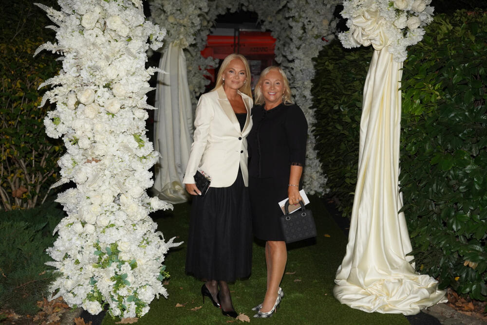 <p>Na glamuroznoj svadbi pevača Uroša Živkovića pojavile su se brojne poznate ličnosti sa domaće estradne scene. Među njima bilo je i sportista, koji su ponosno prošetali sa svojim suprugama.</p>