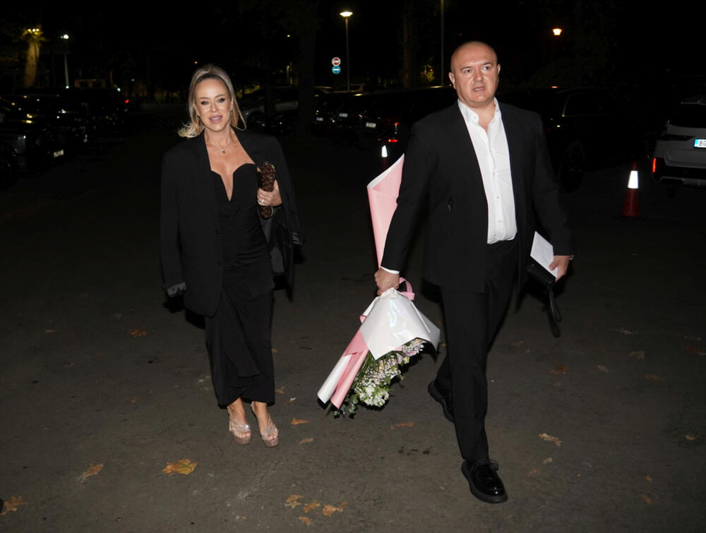 <p>Na glamuroznoj svadbi pevača Uroša Živkovića pojavile su se brojne poznate ličnosti sa domaće estradne scene. Među njima bilo je i sportista, koji su ponosno prošetali sa svojim suprugama.</p>