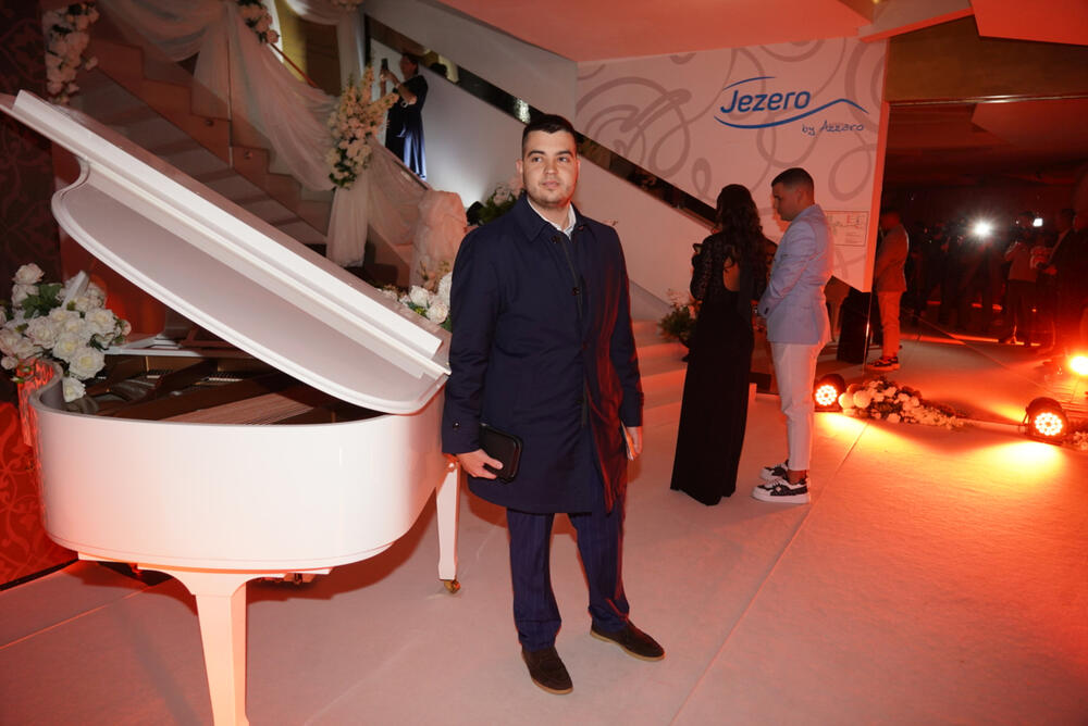 <p>Na glamuroznoj svadbi pevača Uroša Živkovića pojavile su se brojne poznate ličnosti sa domaće estradne scene. Među njima bilo je i sportista, koji su ponosno prošetali sa svojim suprugama.</p>