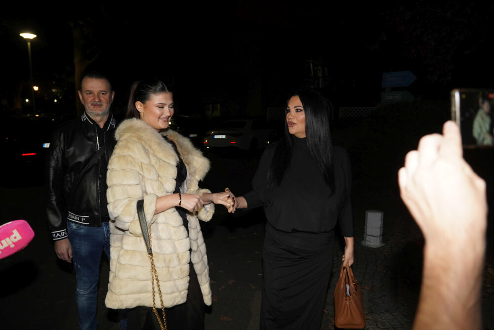 <p>Na glamuroznoj svadbi pevača Uroša Živkovića pojavile su se brojne poznate ličnosti sa domaće estradne scene. Među njima bilo je i sportista, koji su ponosno prošetali sa svojim suprugama.</p>