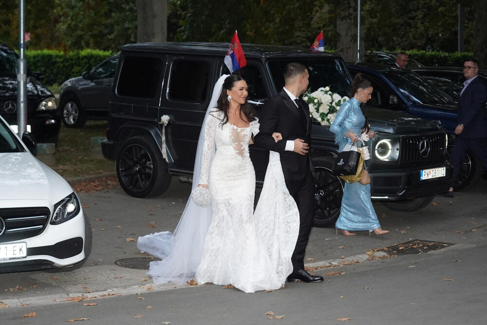 <p>Na glamuroznoj svadbi pevača Uroša Živkovića pojavile su se brojne poznate ličnosti sa domaće estradne scene. Među njima bilo je i sportista, koji su ponosno prošetali sa svojim suprugama.</p>