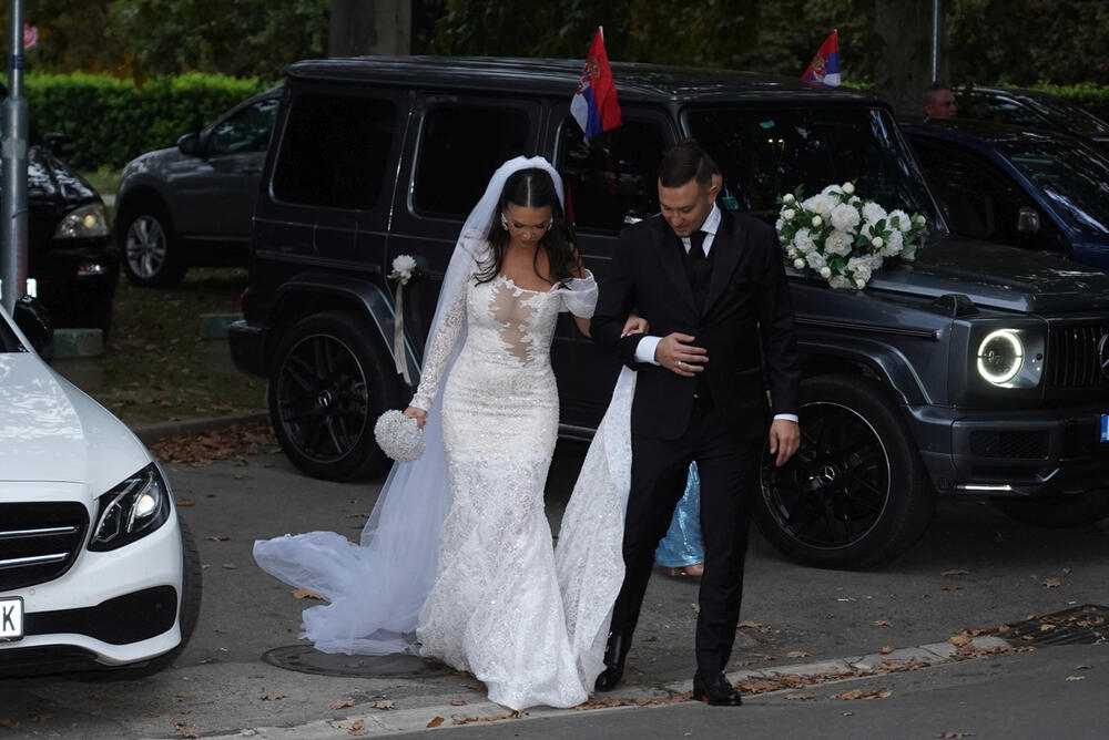 <p>Na glamuroznoj svadbi pevača Uroša Živkovića pojavile su se brojne poznate ličnosti sa domaće estradne scene. Među njima bilo je i sportista, koji su ponosno prošetali sa svojim suprugama.</p>