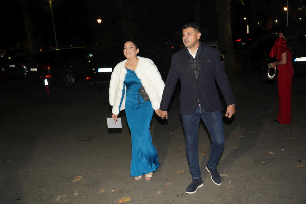 <p>Na glamuroznoj svadbi pevača Uroša Živkovića pojavile su se brojne poznate ličnosti sa domaće estradne scene. Među njima bilo je i sportista, koji su ponosno prošetali sa svojim suprugama.</p>