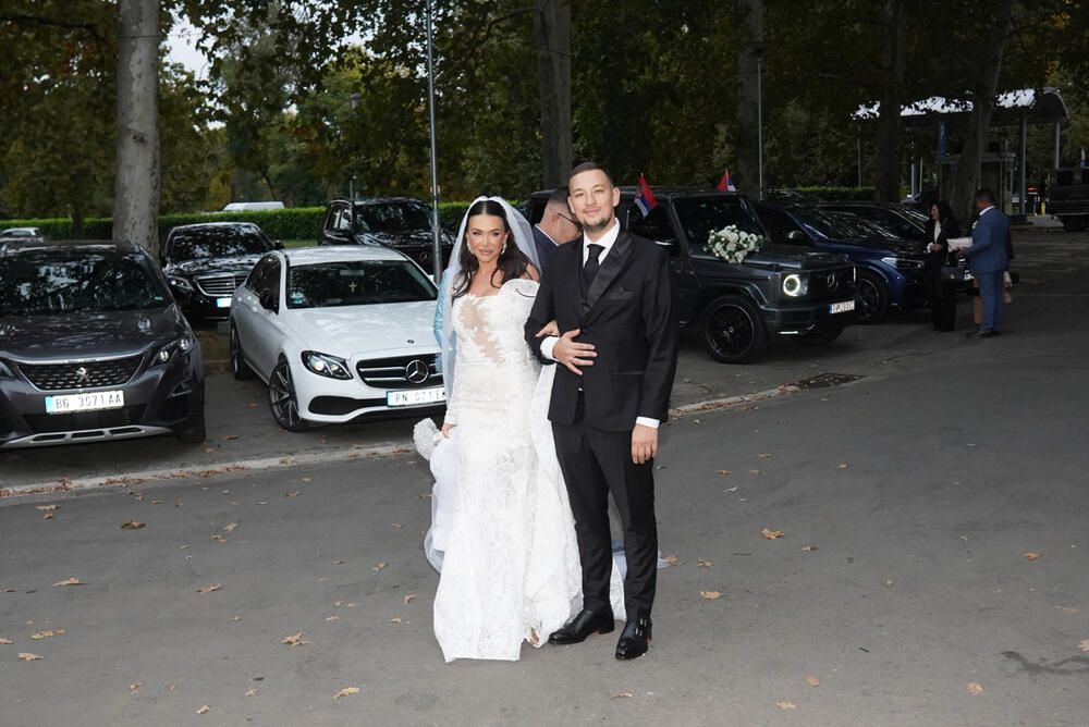 <p>Na glamuroznoj svadbi pevača Uroša Živkovića pojavile su se brojne poznate ličnosti sa domaće estradne scene. Među njima bilo je i sportista, koji su ponosno prošetali sa svojim suprugama.</p>