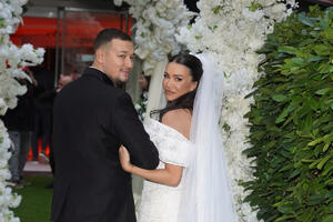 Poznati na svadbi Uroša Živkovića: Viki i Prijovićka u moćnim odelima, Ilda ponovo demonstrirala moć klasike