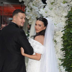 Poznati na svadbi Uroša Živkovića: Viki i Prijovićka u moćnim odelima, Ilda ponovo demonstrirala moć klasike