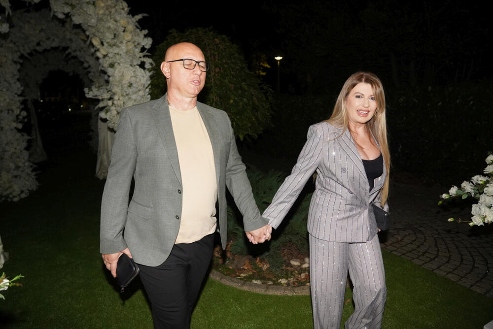 <p>Na glamuroznoj svadbi pevača Uroša Živkovića pojavile su se brojne poznate ličnosti sa domaće estradne scene. Među njima bilo je i sportista, koji su ponosno prošetali sa svojim suprugama.</p>