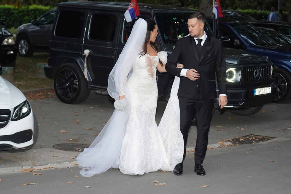 <p>Na glamuroznoj svadbi pevača Uroša Živkovića pojavile su se brojne poznate ličnosti sa domaće estradne scene. Među njima bilo je i sportista, koji su ponosno prošetali sa svojim suprugama.</p>