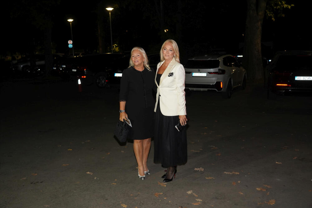 <p>Na glamuroznoj svadbi pevača Uroša Živkovića pojavile su se brojne poznate ličnosti sa domaće estradne scene. Među njima bilo je i sportista, koji su ponosno prošetali sa svojim suprugama.</p>