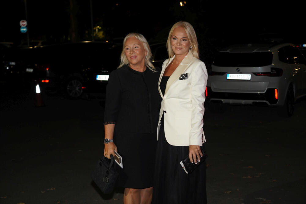 <p>Na glamuroznoj svadbi pevača Uroša Živkovića pojavile su se brojne poznate ličnosti sa domaće estradne scene. Među njima bilo je i sportista, koji su ponosno prošetali sa svojim suprugama.</p>