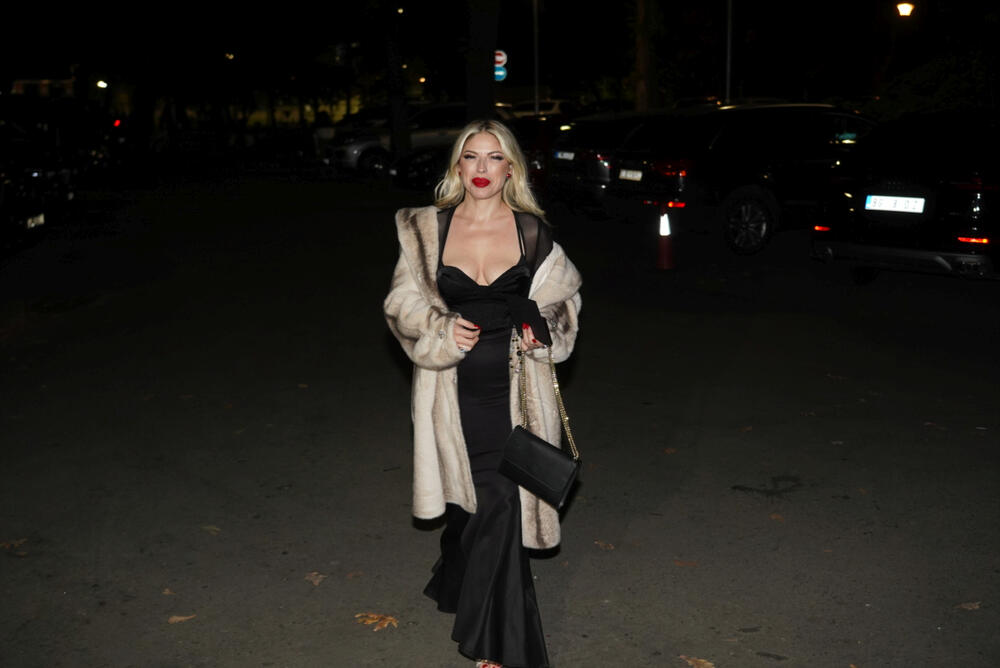 <p>Na glamuroznoj svadbi pevača Uroša Živkovića pojavile su se brojne poznate ličnosti sa domaće estradne scene. Među njima bilo je i sportista, koji su ponosno prošetali sa svojim suprugama.</p>