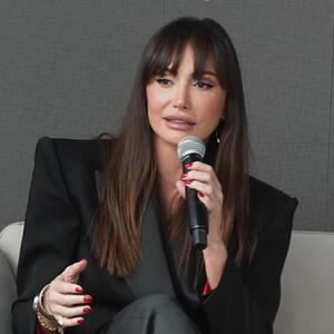 Niko ne misli na detalje kao Emina Jahović! Stajling u stilu svetske zvezde spaja klasiku, nove trendove i moć finesa