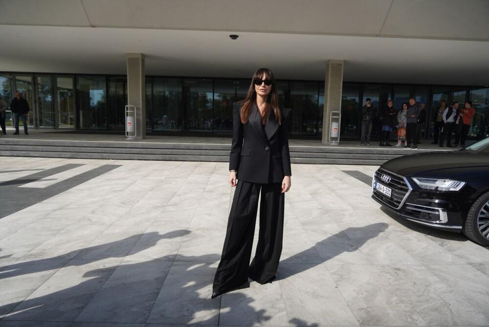 Emina Jahović u elegantnom odelu s pantalonama širokih nogavica i strukiranim sakoom