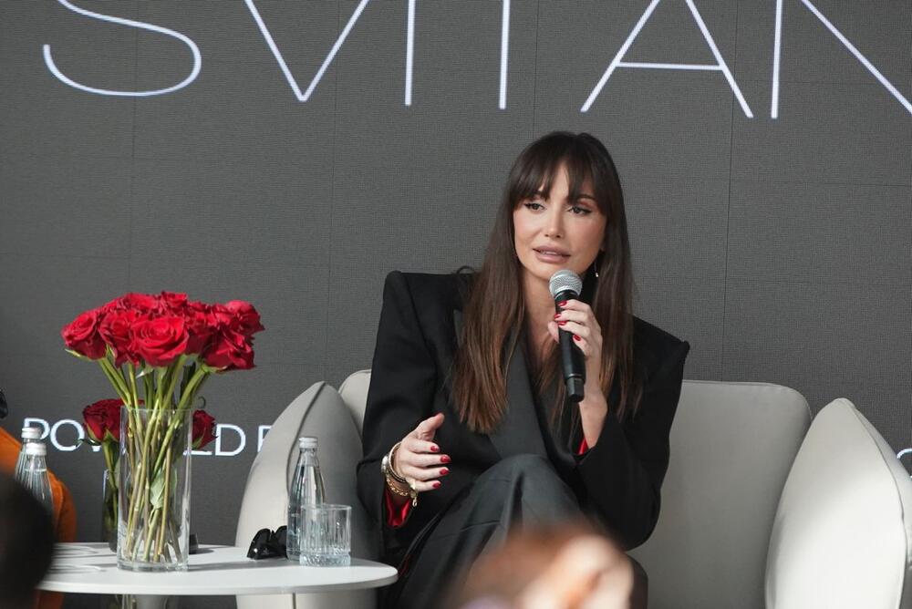 Detalji u stilu Emine Jahović su uvek besprekorni