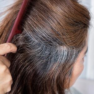 Ako krijete sede, nema bolje boje od ove! Ne morate da se farbate često, podmlađuje i savršena je za jesen