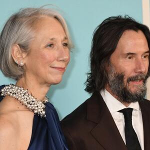 Potpuni promašaj! Kijanu Rivs i njegova 9 godina mlađa devojka sijaju od sreće, ali svi gledaju u njegove cipele