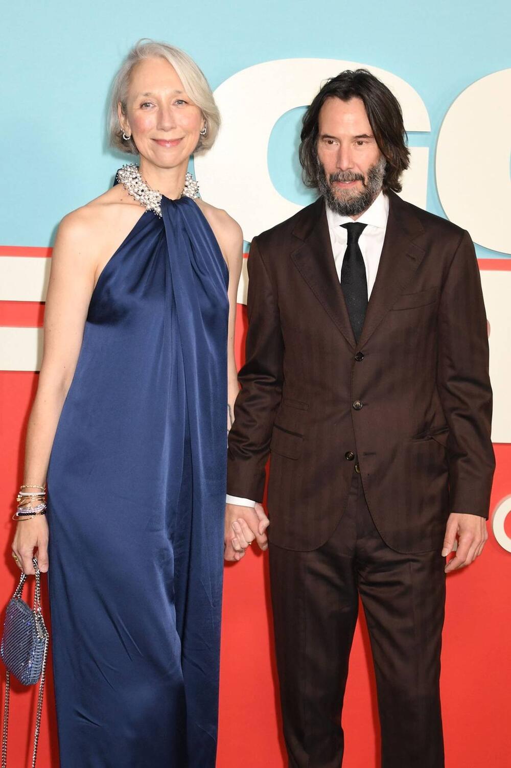 <p>Glumac Kijan Rivs iznenadio je izborom obuće za crveni tepih gde se pojavio sa svojom devojkom</p>