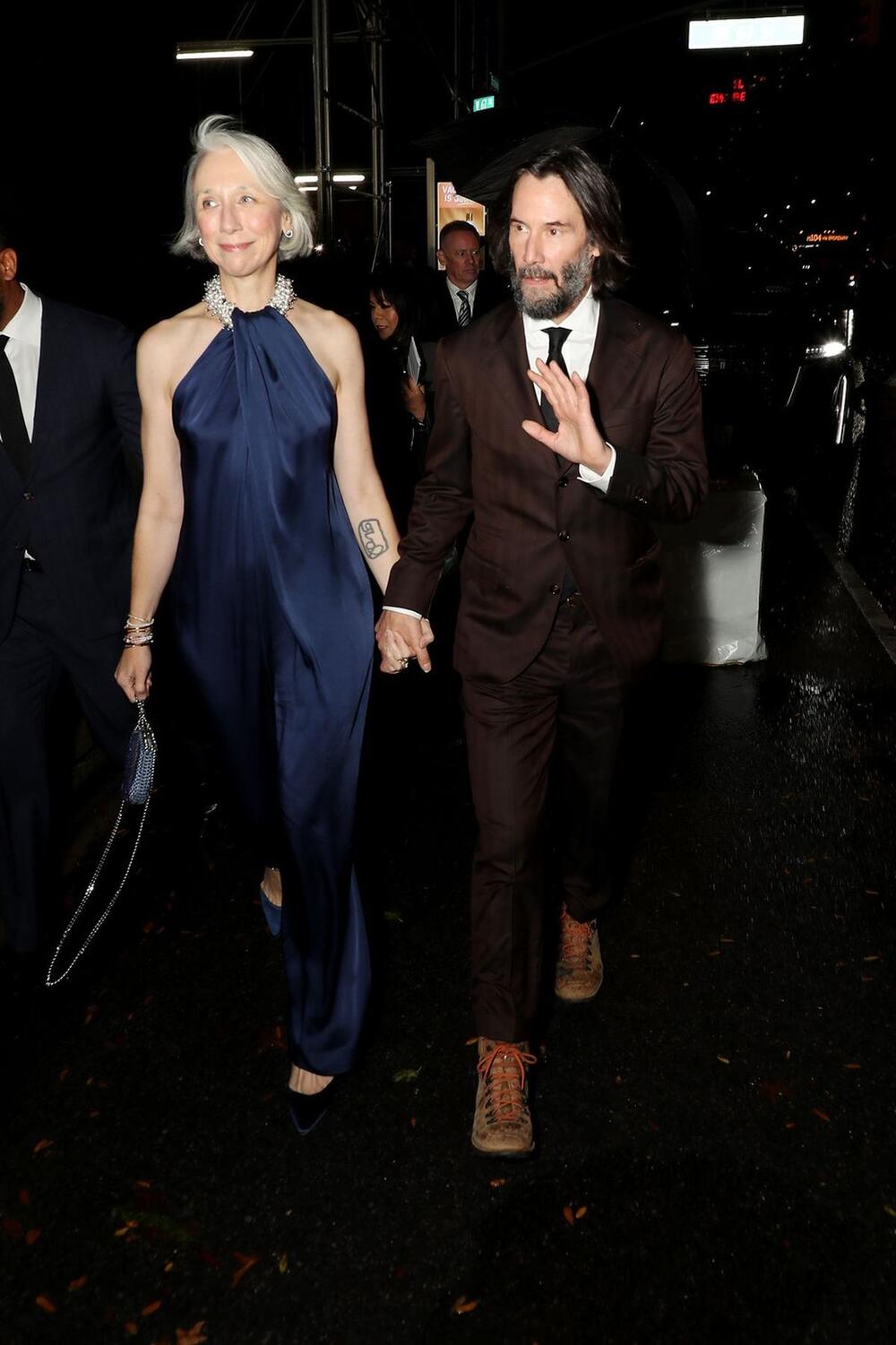 <p>Glumac Kijan Rivs iznenadio je izborom obuće za crveni tepih gde se pojavio sa svojom devojkom</p>