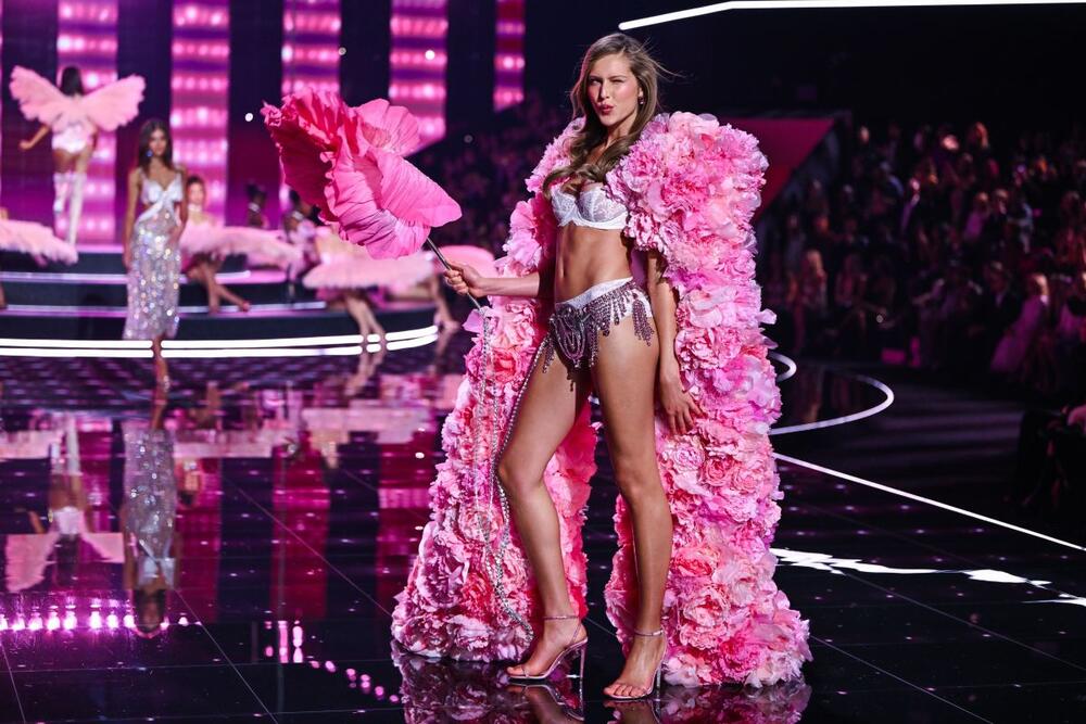 <p>Modna revija Victoria’s Secret za 2025. godinu održana je sinoć. Na sceni su se pojavile vrhunske manekenke poput Adrijane Lime, Điđi Hadid, Anok Jai i Palome Elseser koje su nosile raskošno donje rublje i naravno, anđeoska krila.</p>