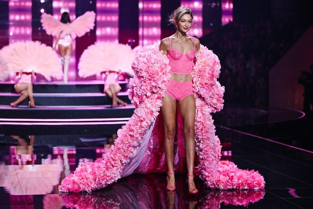 <p>Modna revija Victoria’s Secret za 2025. godinu održana je sinoć. Na sceni su se pojavile vrhunske manekenke poput Adrijane Lime, Điđi Hadid, Anok Jai i Palome Elseser koje su nosile raskošno donje rublje i naravno, anđeoska krila.</p>