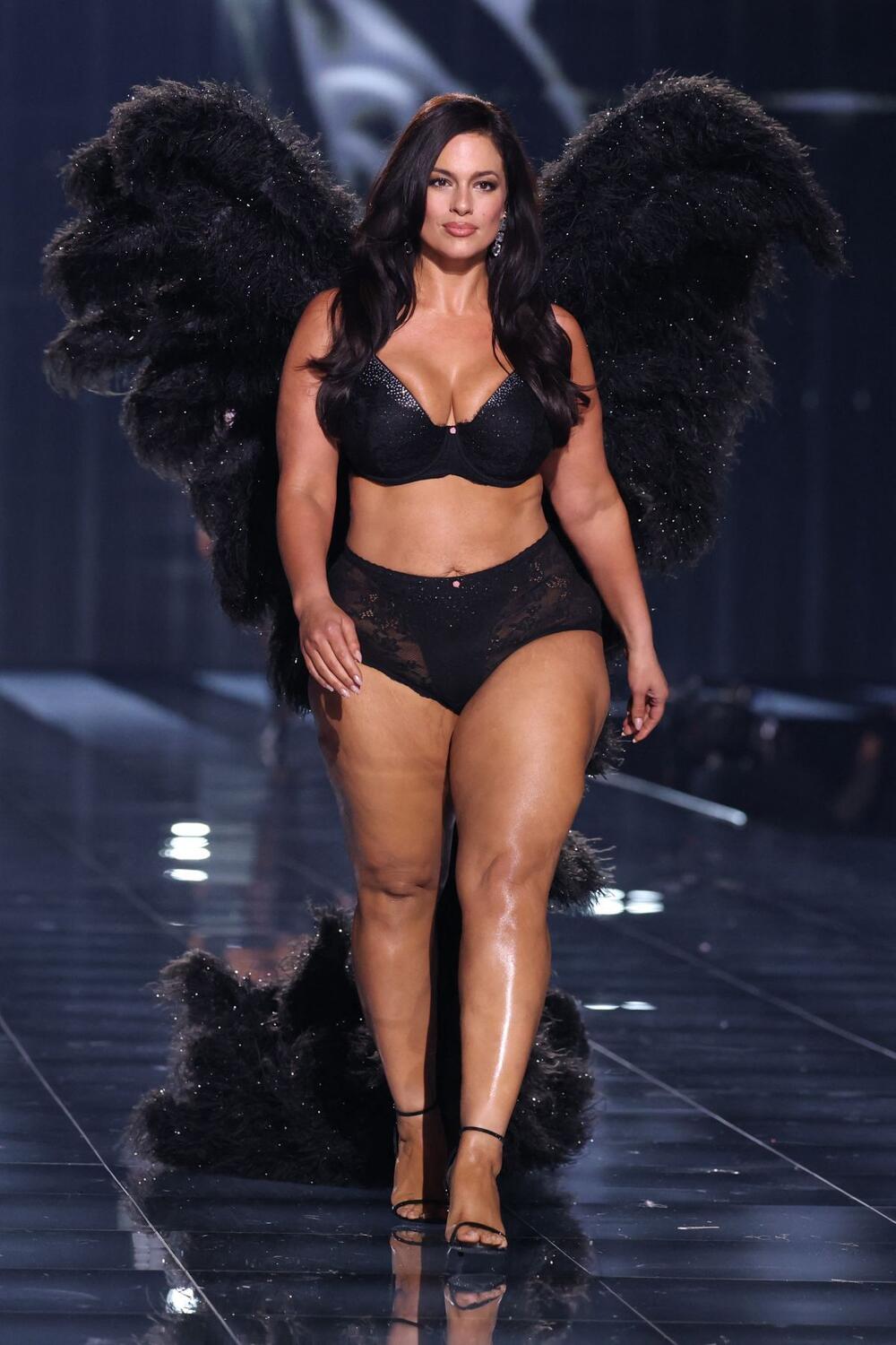 <p>Modna revija Victoria’s Secret za 2025. godinu održana je sinoć. Na sceni su se pojavile vrhunske manekenke poput Adrijane Lime, Điđi Hadid, Anok Jai i Palome Elseser koje su nosile raskošno donje rublje i naravno, anđeoska krila.</p>