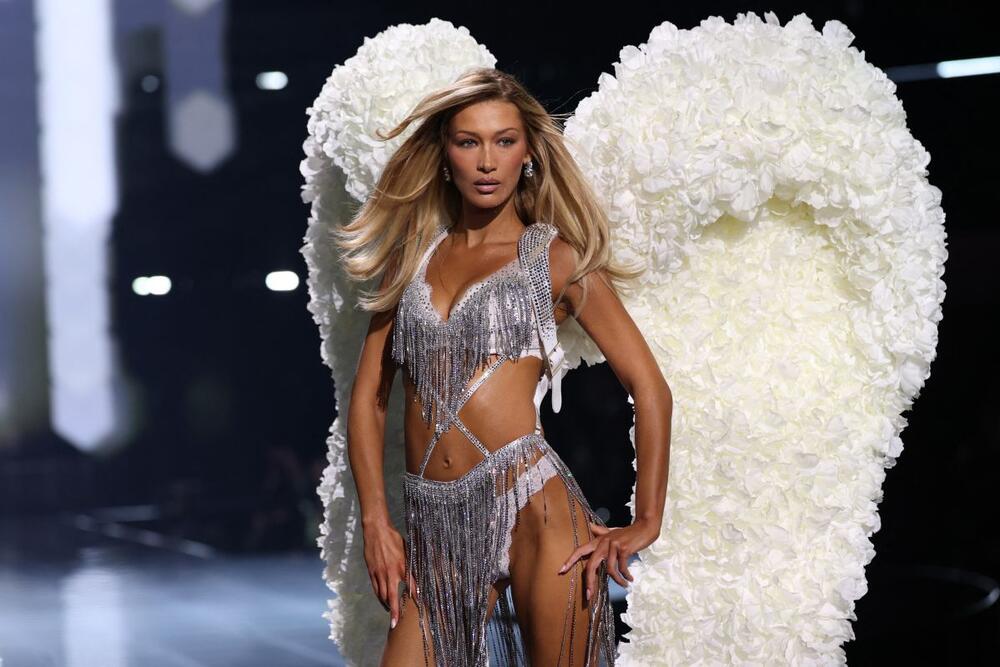 <p>Modna revija Victoria’s Secret za 2025. godinu održana je sinoć. Na sceni su se pojavile vrhunske manekenke poput Adrijane Lime, Điđi Hadid, Anok Jai i Palome Elseser koje su nosile raskošno donje rublje i naravno, anđeoska krila.</p>