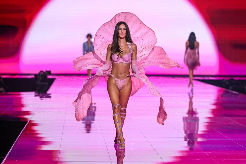 <p>Modna revija Victoria’s Secret za 2025. godinu održana je sinoć. Na sceni su se pojavile vrhunske manekenke poput Adrijane Lime, Điđi Hadid, Anok Jai i Palome Elseser koje su nosile raskošno donje rublje i naravno, anđeoska krila.</p>