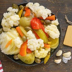 Recept za najbolju turšiju iz bureta bez konzervansa: Ukusna zimnica sprema se brzo i jednostavno, a ukus je očaravajuć