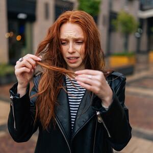 Ako ostanete bez frizure čim izađete iz kuće, probajte ovo: 5 načina da kosa bude pod kontrolom po vrlo vlažnom vremenu