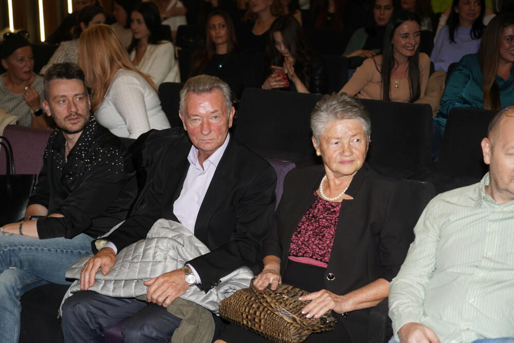 ROZA I ANTON SU UŽIVALI U ĆERKINOM PEVANJU IZ PRVIH REDOVA 