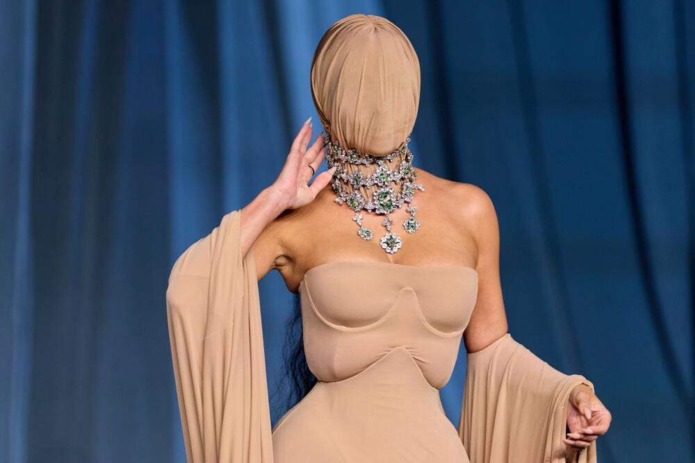 Kim Kardašijan u Margiela Couture u haljini s maskom preko lica