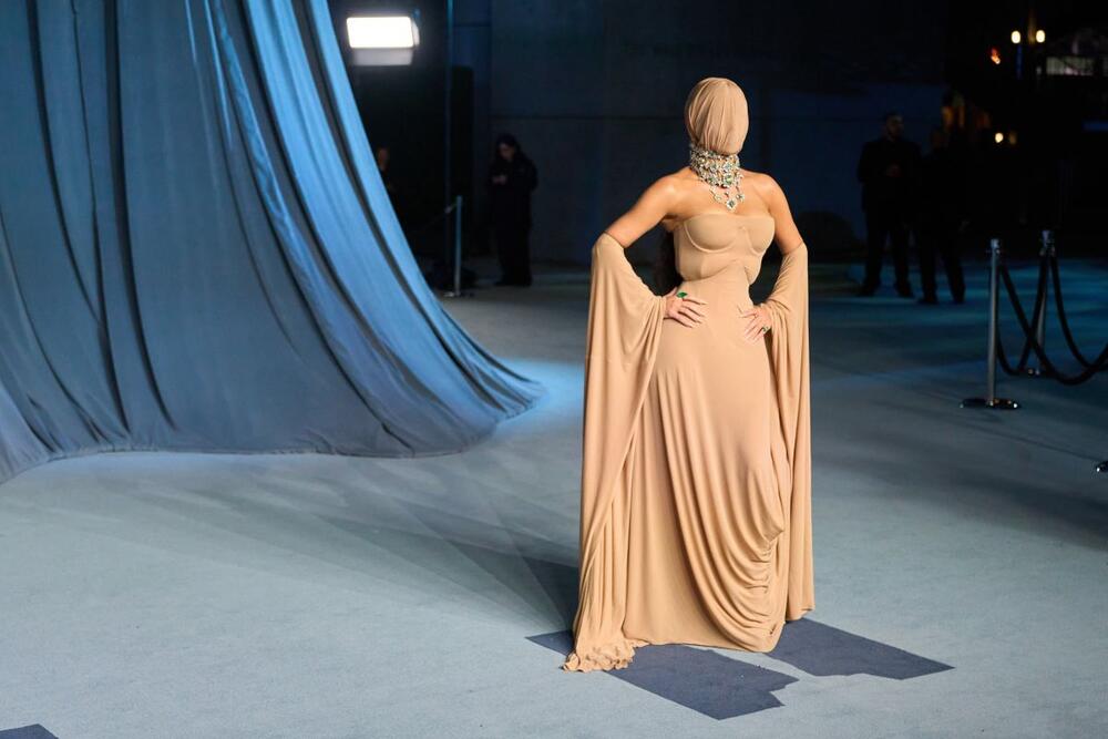 Kim Kardašijan u Margiela Couture u haljini s maskom preko lica