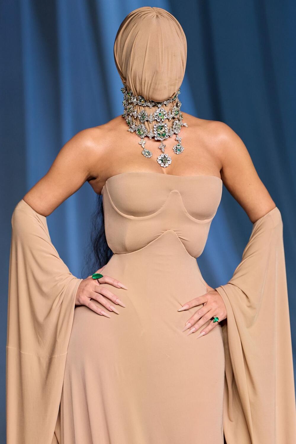 Kim Kardašijan u Margiela Couture u haljini s maskom preko lica